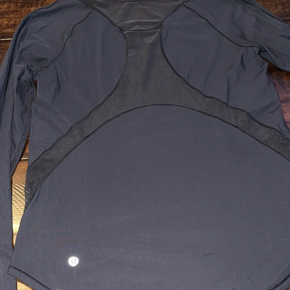 Lululemon Women's black Long Sleeve Top sz 6